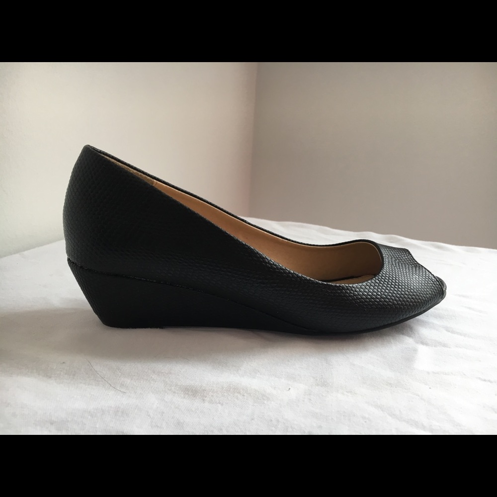 Faux snakeskin peep toe wedge pump